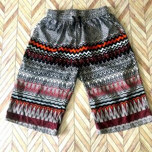 Deti 3/4 Length Shorts. Vibrant Design, Elastic Waist. Size Medium